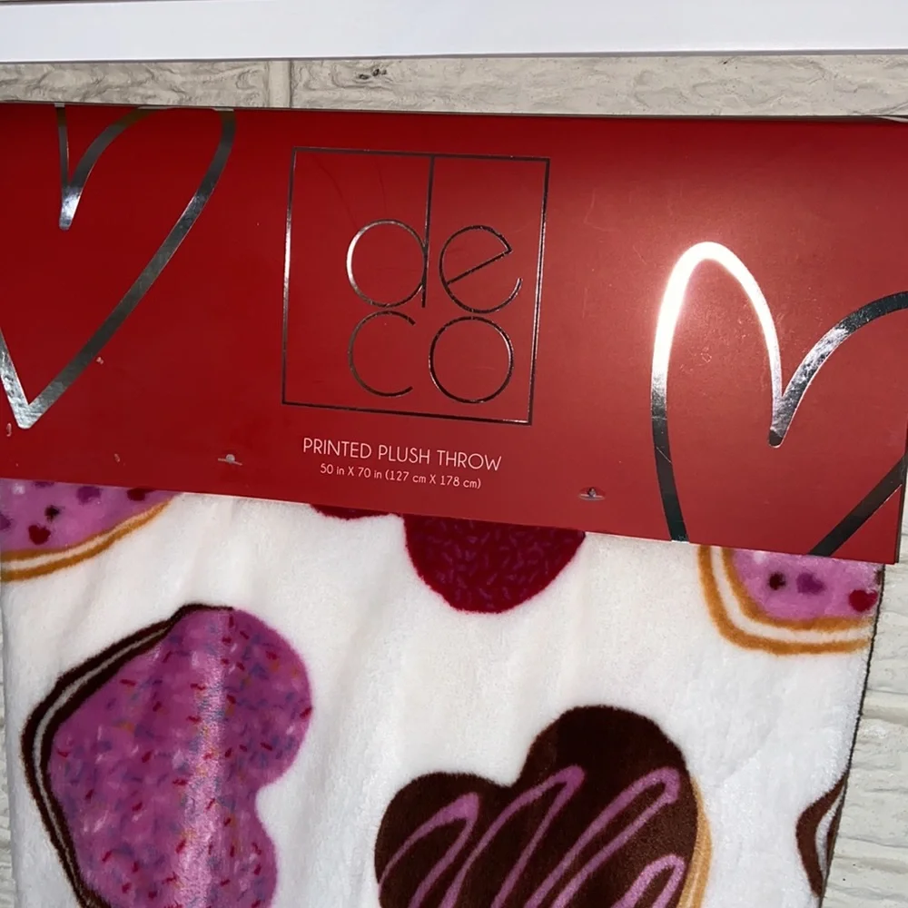 Deco Valentines Day Donut Heart Plush Throw Blanket Super Soft & Cozy 50x70 In - Picture 2 of 6